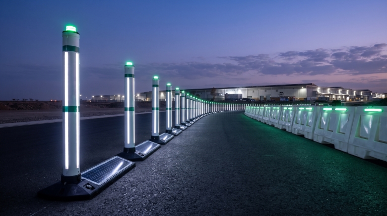 Delimitadores solares LED en vía de acceso
