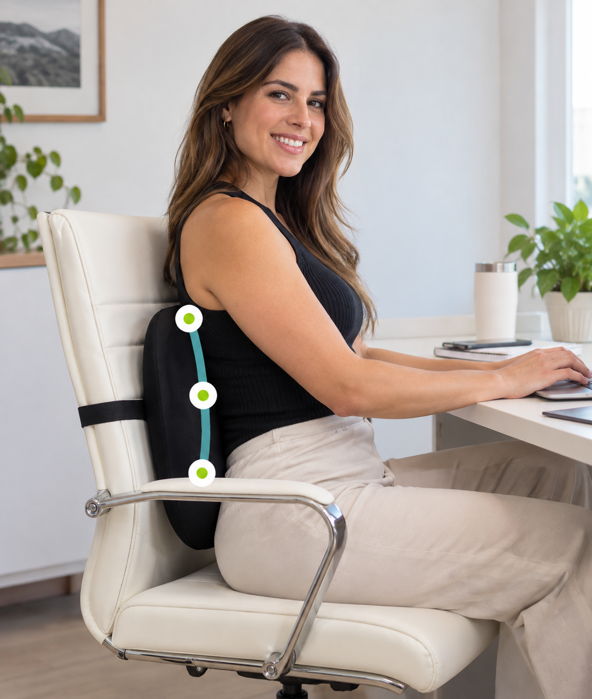 Mujer sentada en silla de oficina con cojín lumbar KoolGel para una mejor postura